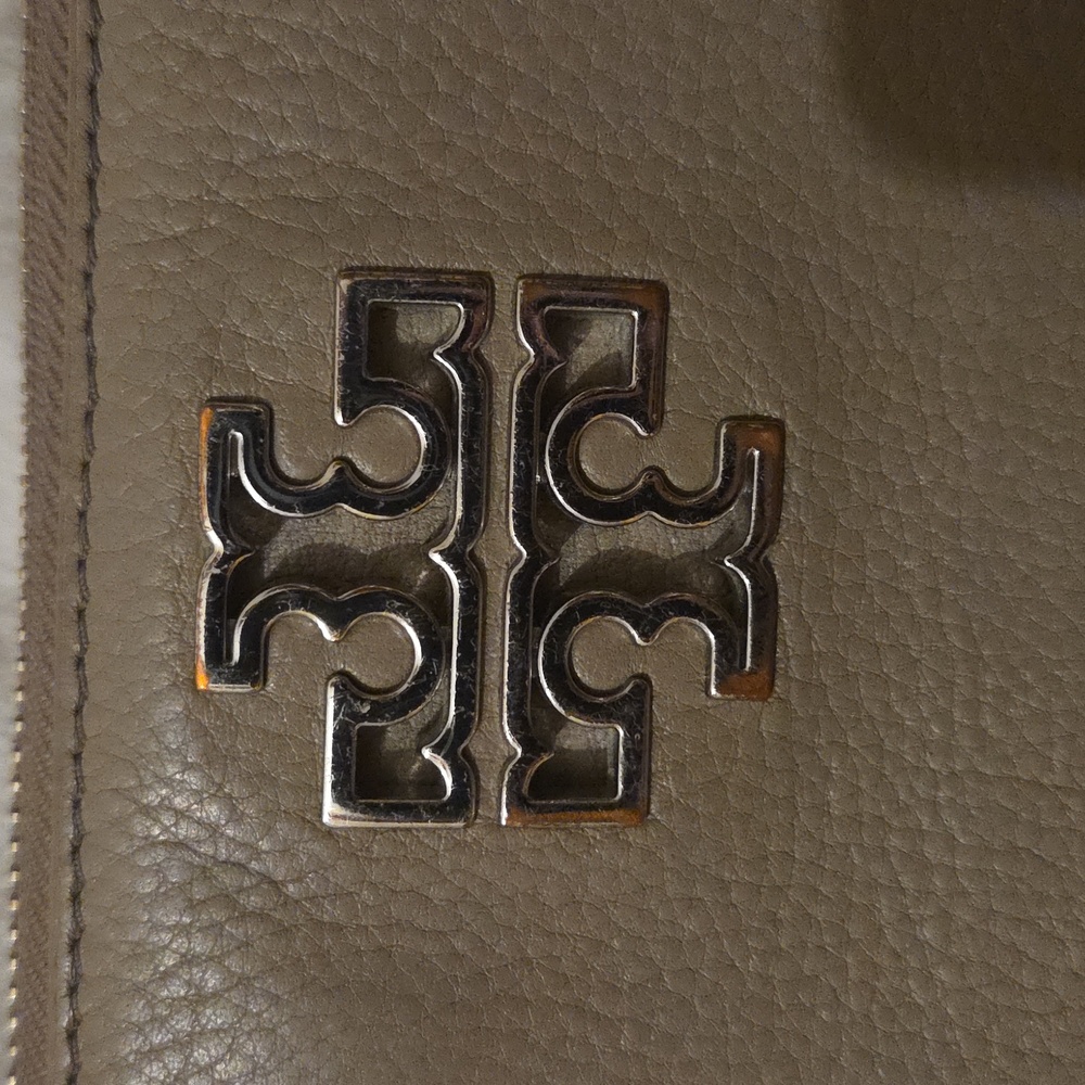 Tory Burch Beige Leather Zip Wallet - Picture 2 of 7
